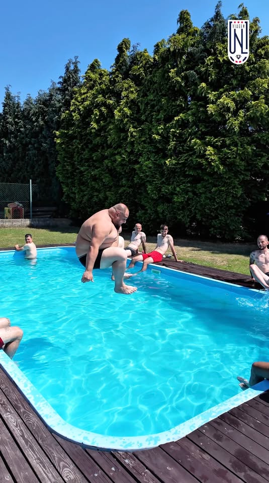 SOUSTŘEDĚNÍ V MODRÉ I ☀️🏊 Dan Ferenc vyrazil navštívit hráče na sous…