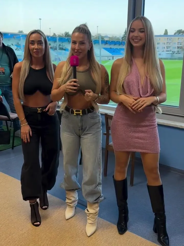 Tři moderátorky FK Viagem s mikrofonem zvou fanoušky na zápas se SK Prostějov v prosklené lóži stadionu