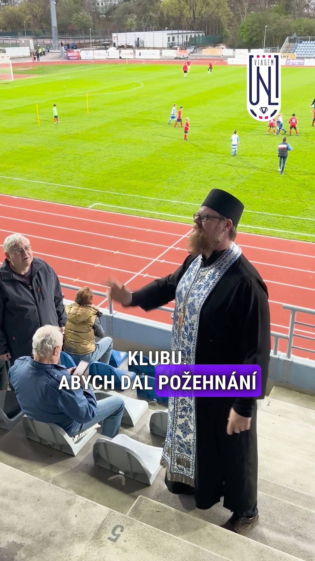 FARÁŘ NA FOTBALE ⛪ Kdo dorazil v pátek na utkání, mohl zažít nevšední zážitek. Farář Ře…