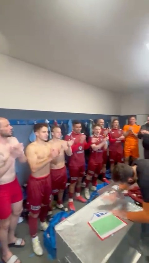 🎉 Radost z kabiny: Vítězství 3:1 nad Benátkami = skvělá nálada v kabině! 🔥 Jak slaví na…