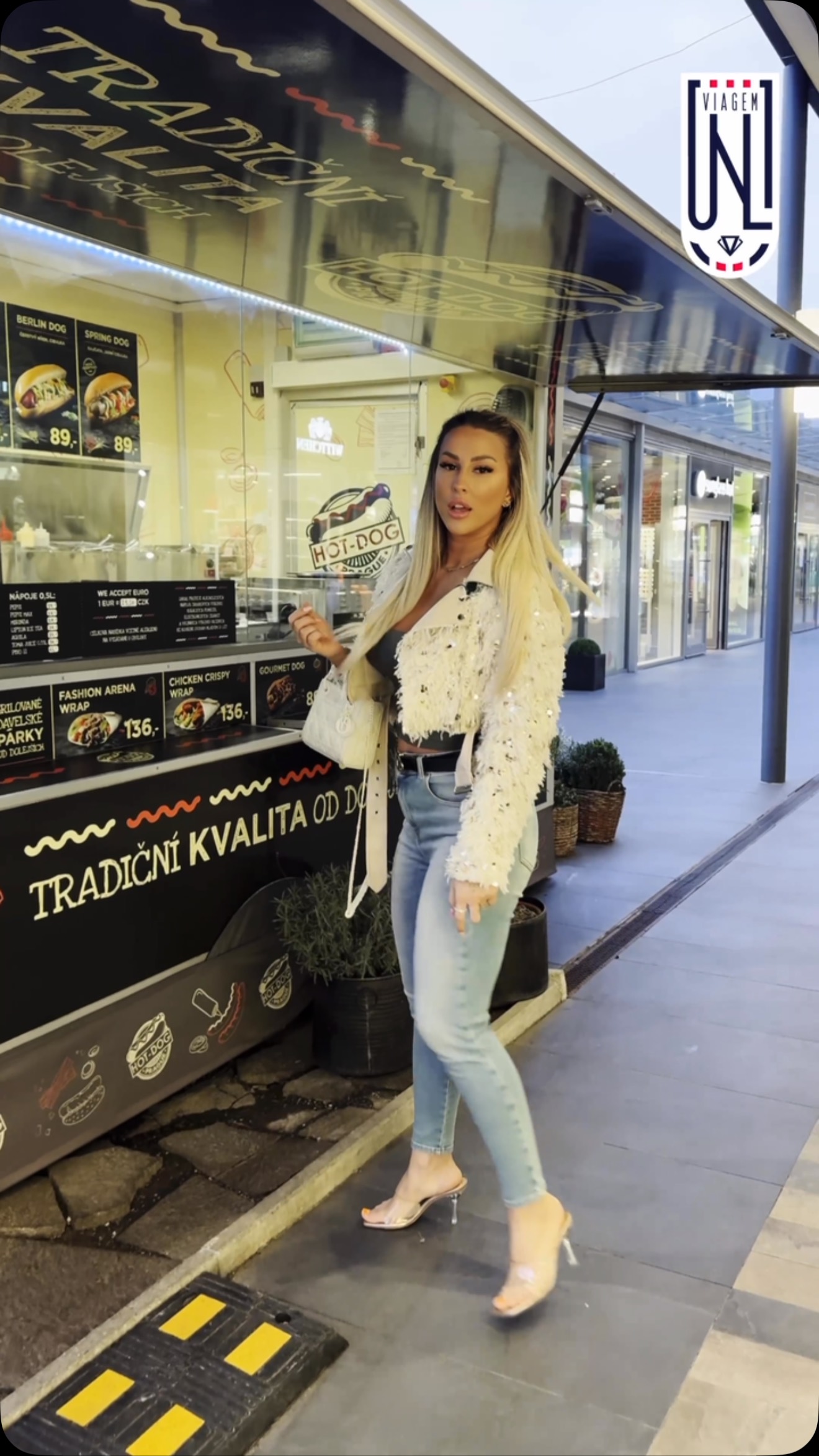 🎤⚽ Moderátorka Sabča zve všechny fanoušky na nedělní utkání proti Benátkám nad Jizerou!…