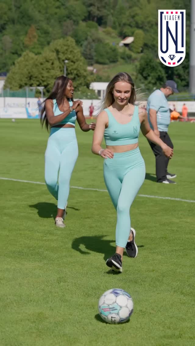 Poločasový mini zápas mezi našimi moderátorkami a fanoušky.