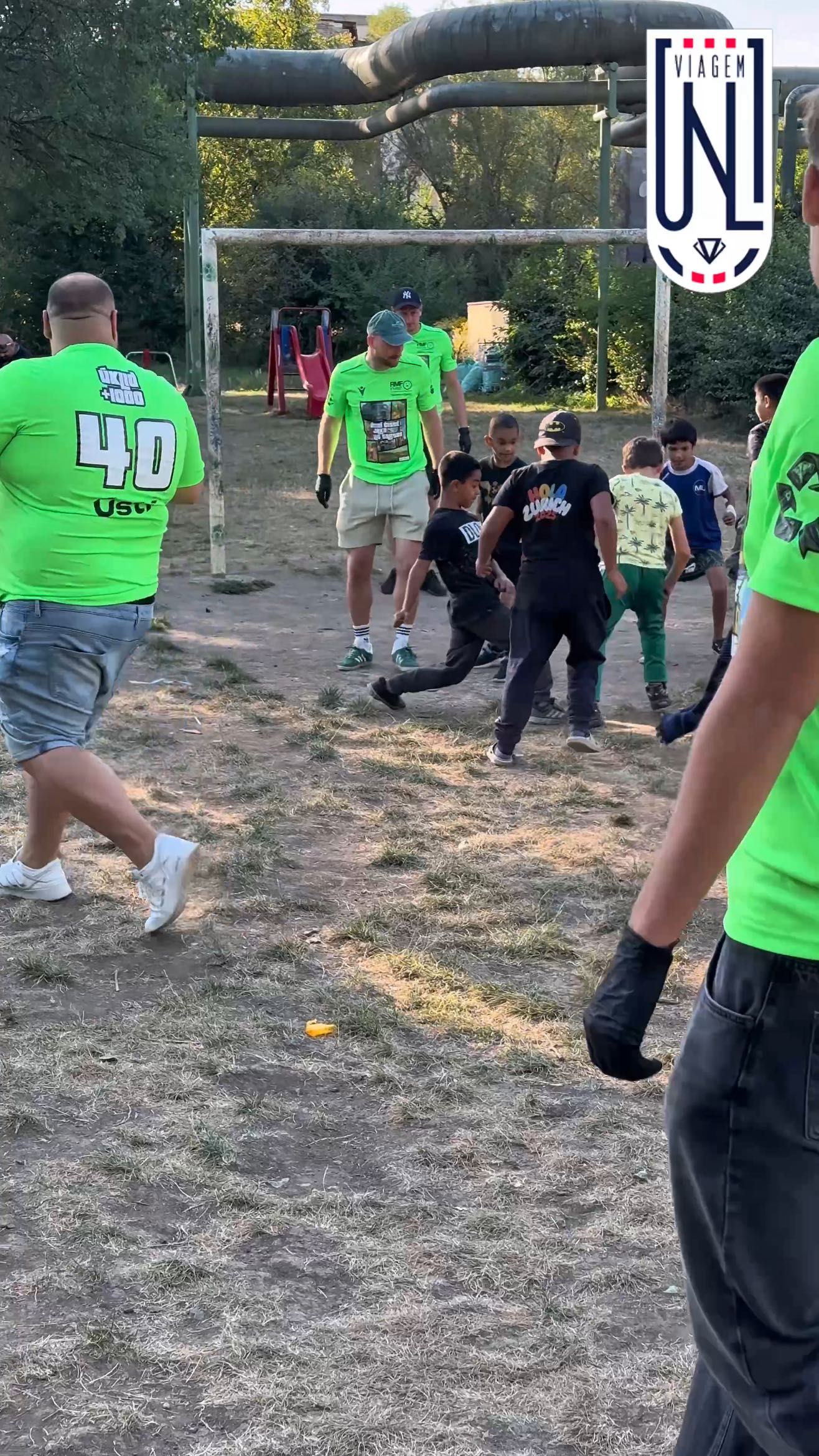 🧹 UKLÍZÍME MĚSTO: V Předlicích jsme narazili na skupinku místních dětí u fotbalového hř…