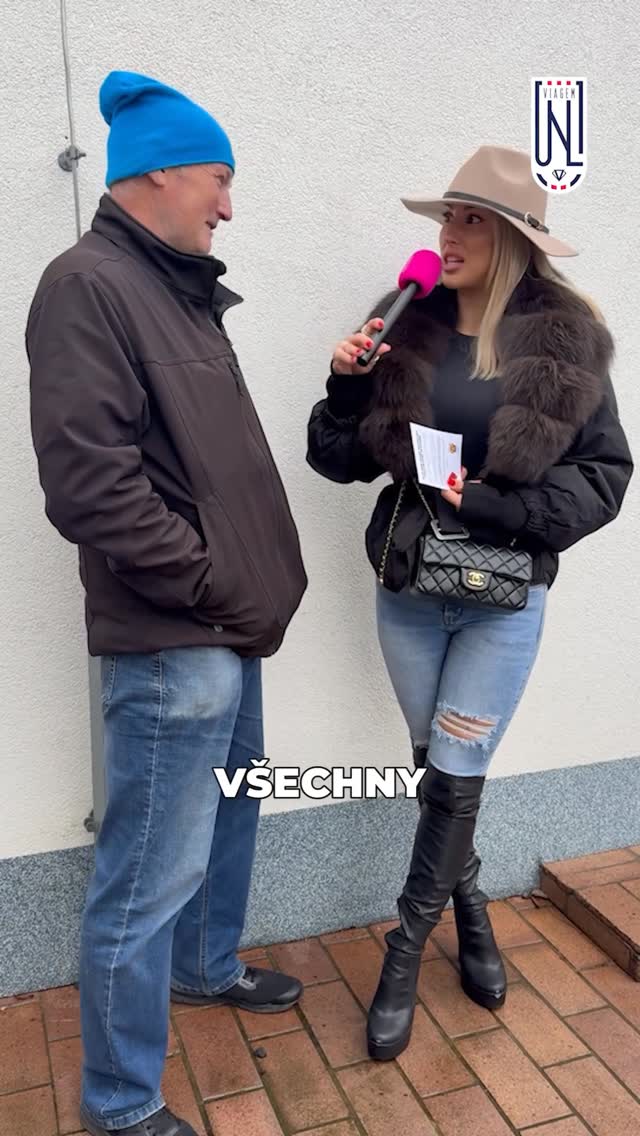 Fanoušek se přišel podívat na zápas a zároveň měl radost, že na něm byly i naše moderát…