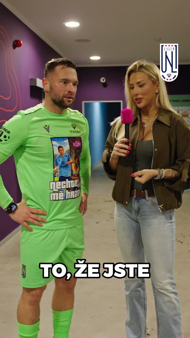 Moderátorka Sabina v pozápasovém rozhovoru s Antonínem Fantišem.