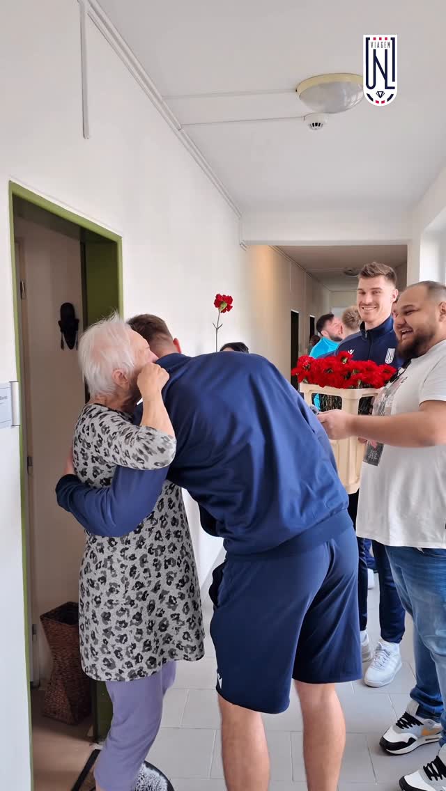 Mdž: Naši hráči nezapomněli ani na ženy v Domově seniorů na Bukově. Přijeli jim popřát…