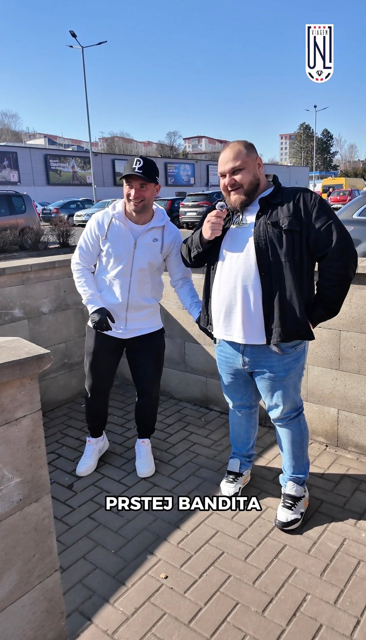 Uklízíme ústí: Tonda Fantiš a Dan Ferenc během úklidu města Ústí nad Labem řeší důvod,…
