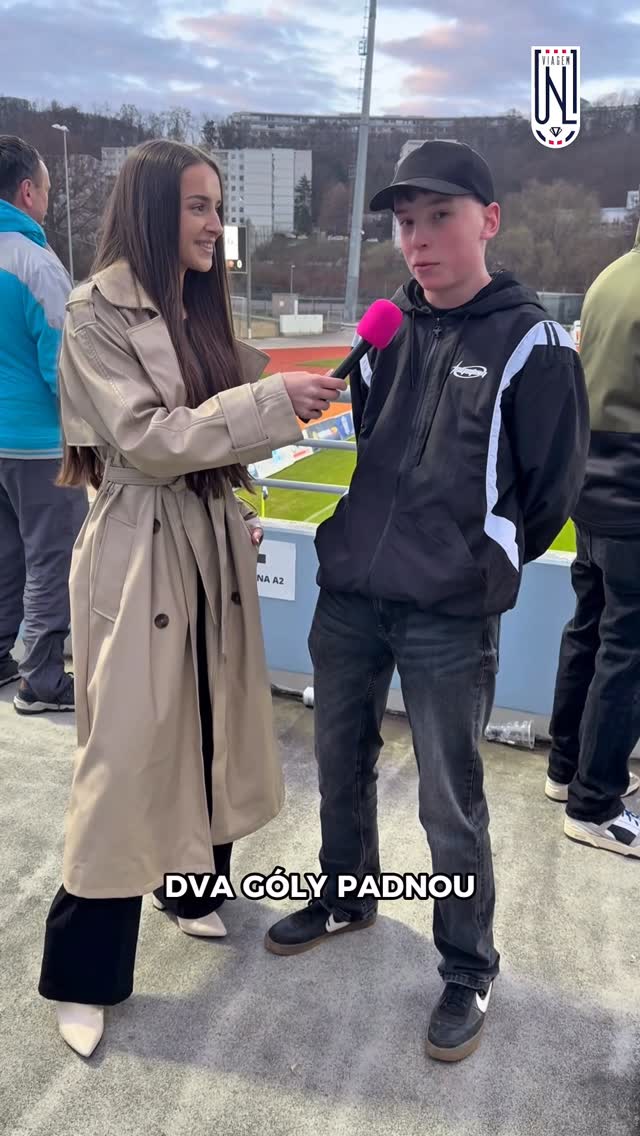 Moderatorka Lada mezi fanoušky. Hodnocení zápasu a hráčů.