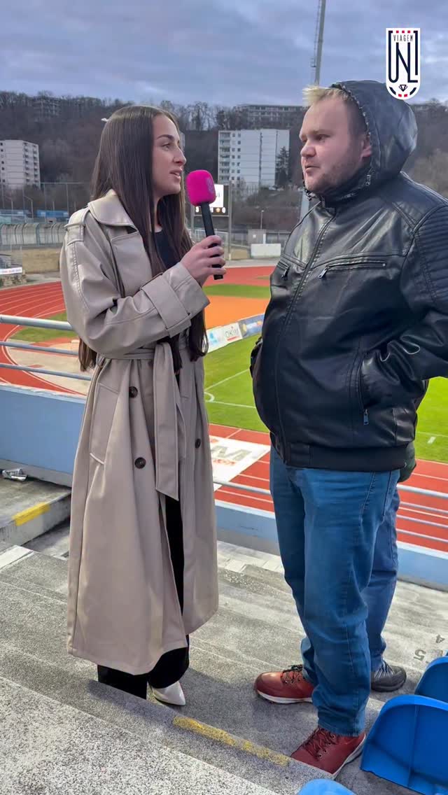 Moderatorka Lada mezi fanoušky. Hodnocení zápasu a hráčů.
