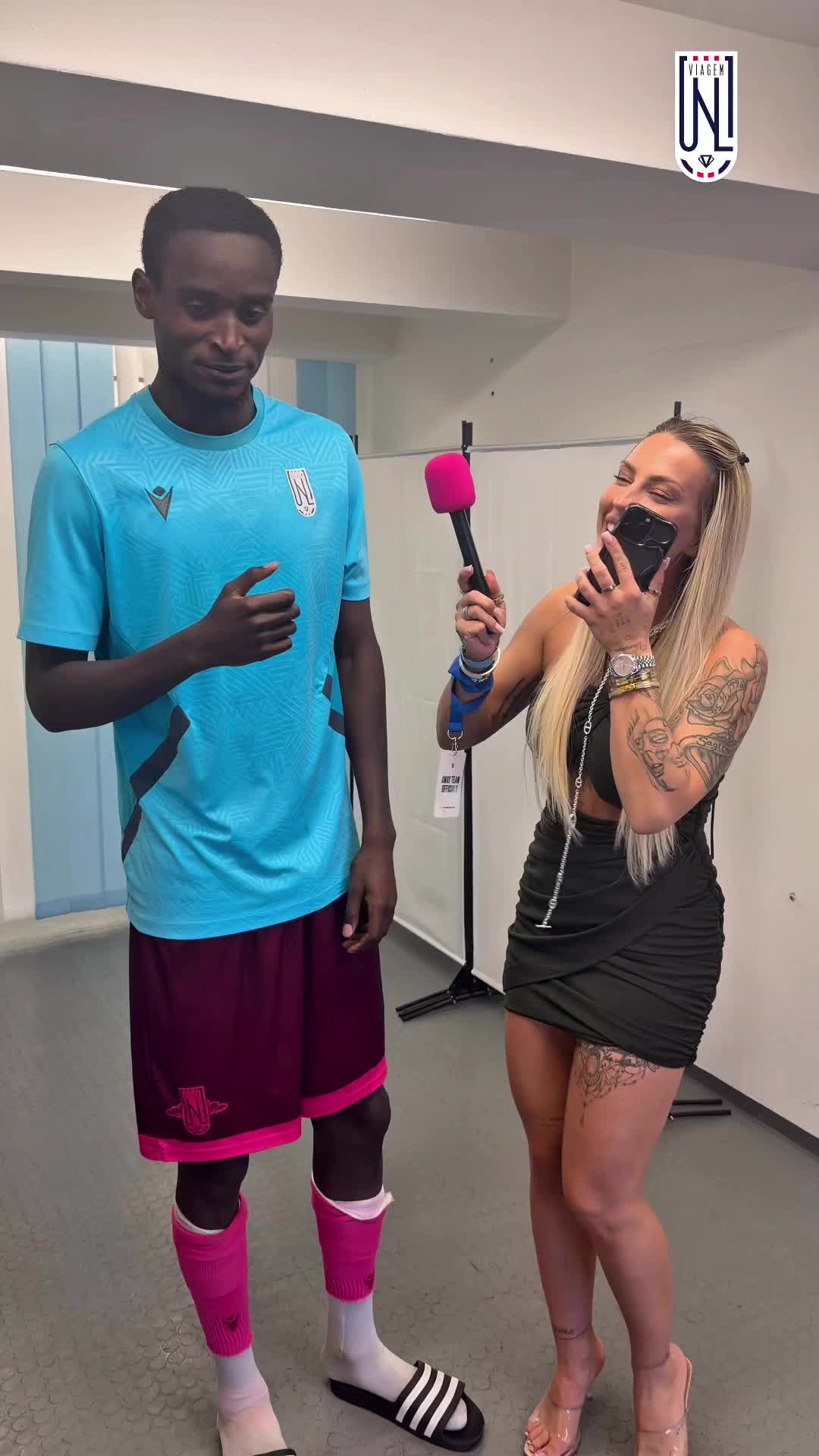 Jak vyřešit jazykovou bariéru? Naučit Sabinu mluvit anglicky, nebo Alana česky?