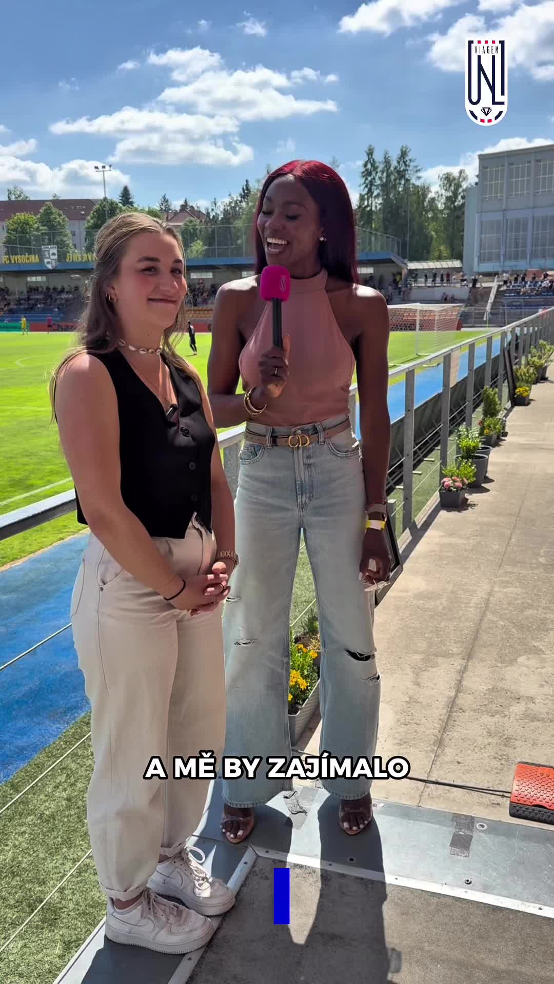 Naše moderátorka Joy zapůjčila mikrofon a musela odpovídat na otázky.
