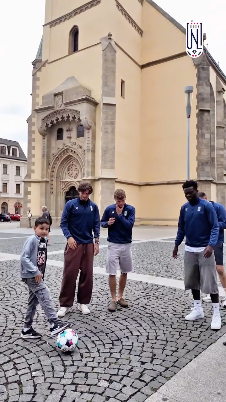 VIAGEM V ULICÍCH: Včera vyrazili naši hráči společně s Laduškou do centra Ústí, aby poz…
