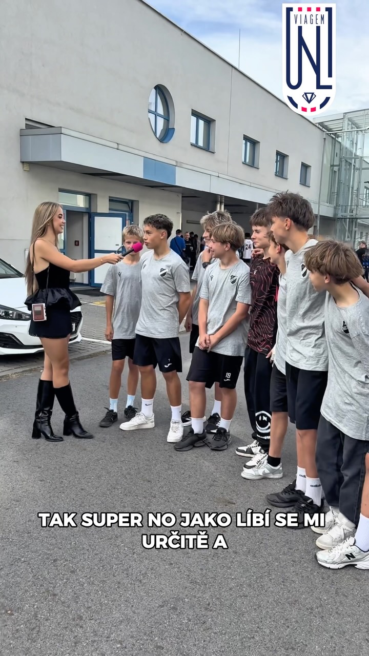 Klárka si během zápasu proti Baníku B popovídala hned s několika mladými podavači míčů.