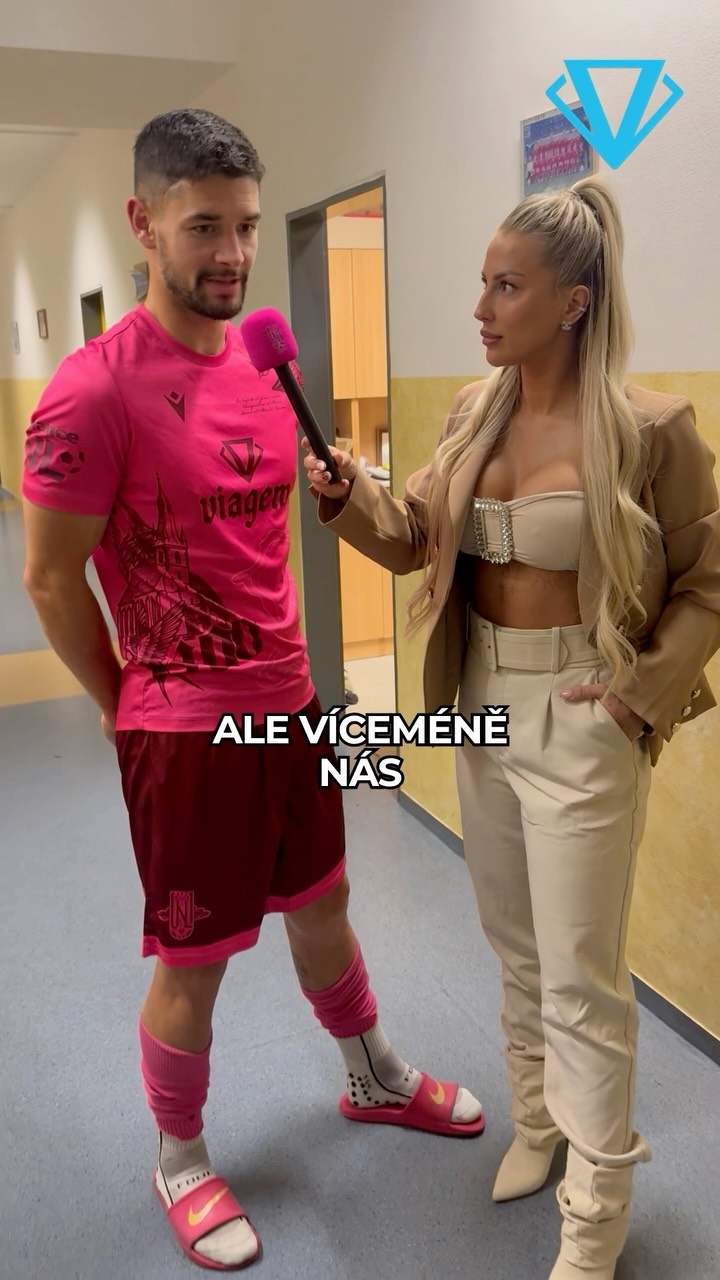 Moderátorka Sabina Jakšová v pozápasovém rozhovoru s hráčem Davidem Černým.