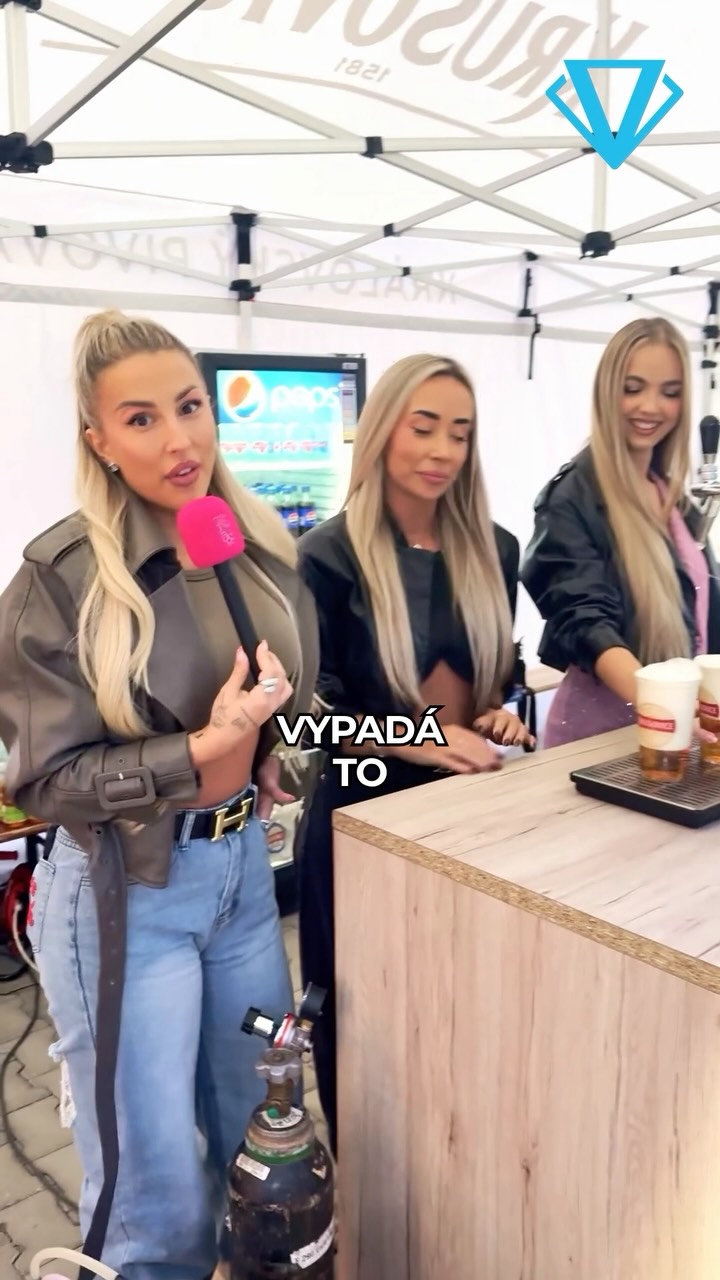 Která z moderátorek, Jana, nebo Klára, umí lépe načepovat pivo?
