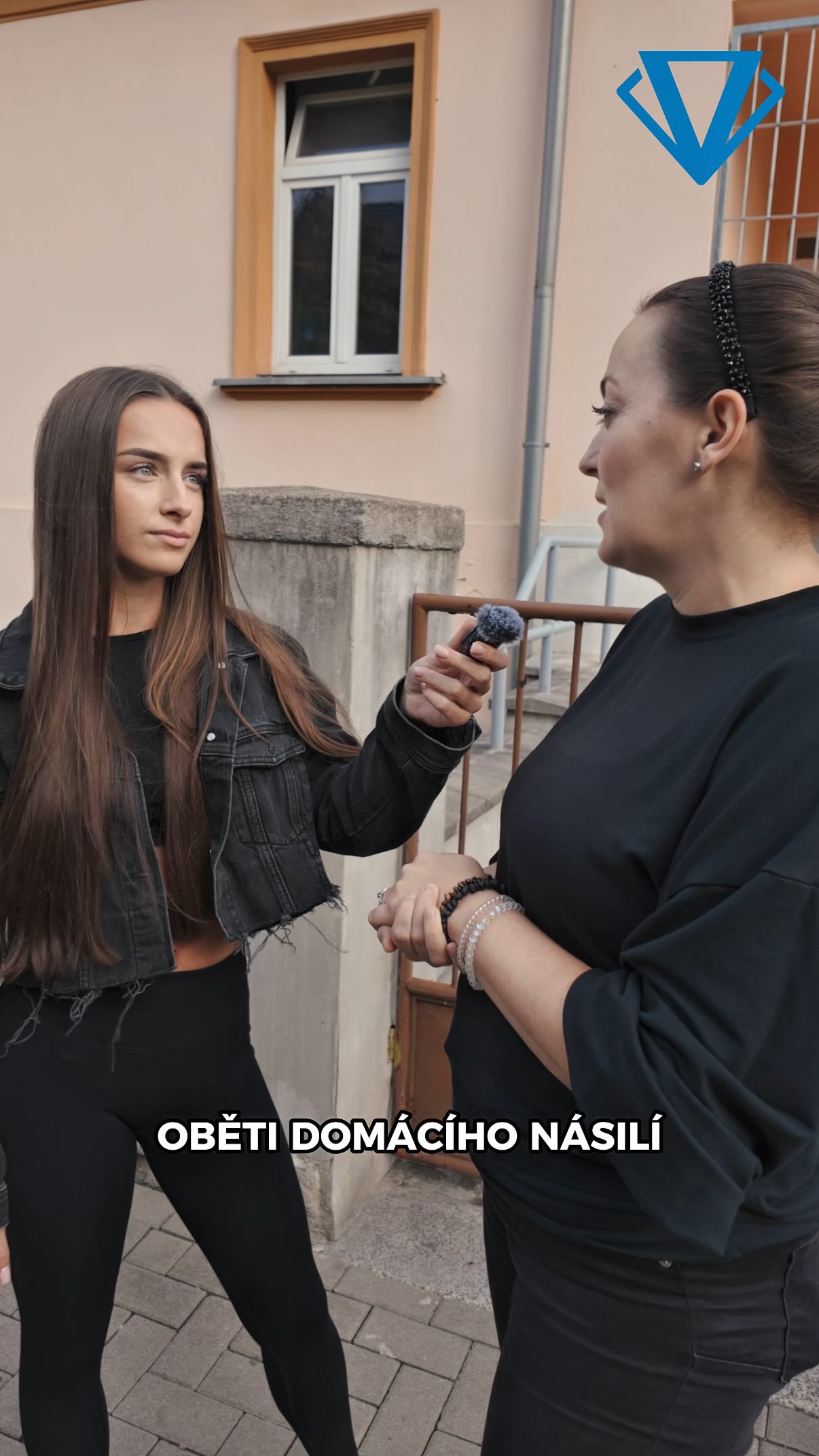 Pomáháme: Naši hráči společně s Laduškou navštívili ústecký azylový dům, kam jsme přinesli oblečení pro lidi v nouzi.