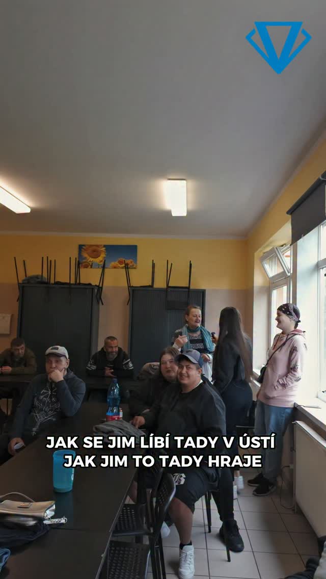 Pomáháme: Minulý týden jsme společně s našimi hráči a Laduškou navštívili ústecký azylový dům, kam jsme přinesli oblečení pro lidi v nouzi.