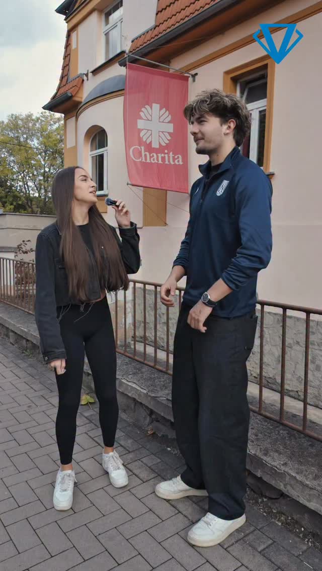 Pomáháme: Nico si při návštěvě azylového domu popovídal s jedním z jeho klientů o tom, jak se mu žije a s čím se musí potýkat.